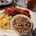 Sylvia's ribs in Sweet and Sassy Sauce with black-eyed peas and mac 'n' cheese. NYC. 17.06.12
